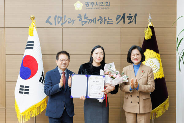 광주시의회는 8일 1월의 칭찬공무원으로 선정된 박근혜 광주시 홍보담당관 언론홍보팀장(사진 가운데)에게 표창장을 전달하고 기념촬영을 하고 있다. 광주시의회 제공