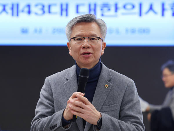 제43대 대한의사협회장에 당선된 김택우 전국광역시도의사협의회장이 8일 오후 서울 용산구 대한의사협회에서 당선 소감을 밝히고 있다. 연합뉴스