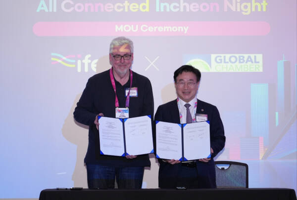 지난 7일 (현지 시간) 윤원석 인천경제청장과 더그 부른케 글로벌 챔버 대표가 라스베이거스에서 스타트업의 글로벌 진출과 성장 지원에 협력하는 업무협약을 한 뒤 기념 촬영을 하고 있다. 인천경제청 제공