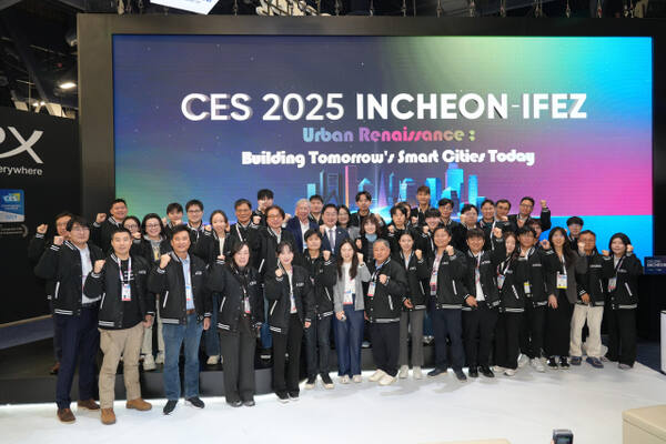 미국 라스베이거스에서 열린 CES 2025에 참석한 인천경제청 관계자 등이 기념 촬영을 하고 있다. 인천경제청 제공