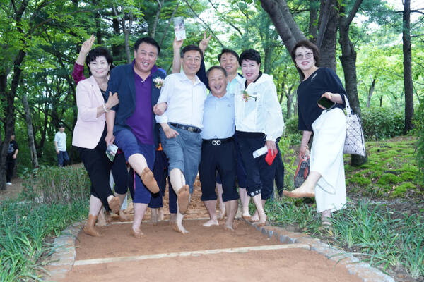 지난해 황톳길 개장 당시 신상진 성남시장과 시민들이 함께 기념촬영을 하고 있다. 성남시 제공