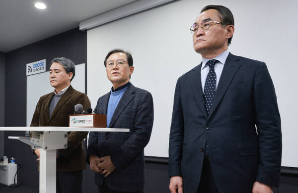 윤석열 대통령 측 윤갑근 변호사(가운데)가 8일 서울 서초구 한국컨퍼런스센터에서 열린 기자간담회에서 발언하고 있다. 2025.1.8 연합뉴스