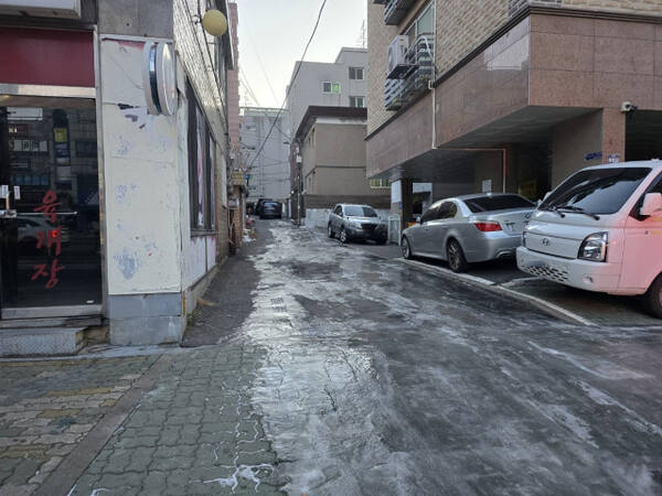 인천 기온이 영하로 떨어지면서 남동구의 한 상가 물탱크가 터져 인도가 빙판길로 변했다. 인천소방본부제공