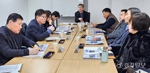 9일 오전 경기일보 중회의실에서 열린 1월 경기일보 독자권익위원회 회의에서 위원들이 경기일보 보도내용에 대한 의견을 나누고 있다. 송상호기자