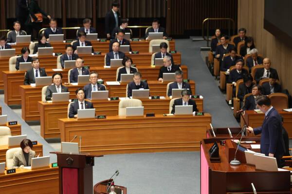 우원식 국회의장이 9일 오후 '윤석열 대통령 위헌적 비상계엄 선포 내란혐의 및 제주항공 여객기 참사 진상규명'과 관련 긴급현안질의를 위한 본회의를 개회하고 있다. 연합뉴스