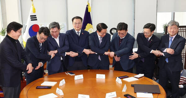 9일 오전 서울 여의도 국회에서 열린 국정협의체 첫 실무협의에서 참석자들이 기념촬영을 하기 위해 손을 잡고 있다. 연합뉴스