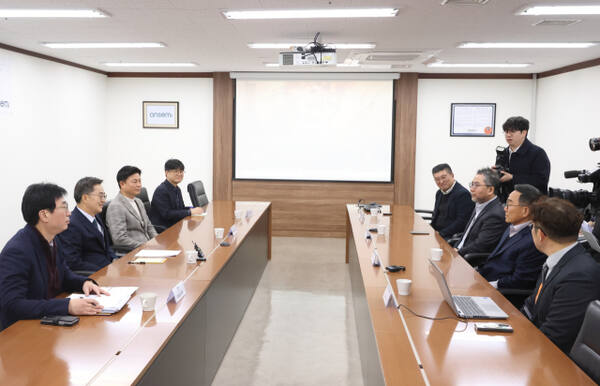 9일 오전 온세미코리아에서 김동연 경기도지사, 강병곤 온세미코리아 대표, 조용익 부천시장이 참석한 가운데 반도체 수요 부진에 따른 도내 반도체 소부장 외투기업의 애로사항 청취 및 안정적 투자환경 조성을 위한 협력 논의를 하고 있다. 경기도 제공