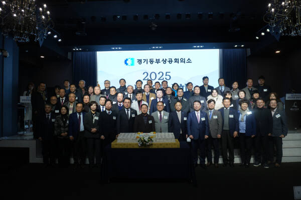 지난 9일 남양주시 웨딩라포엠에서 열린 ‘2025년 경기동부상공회의소 신년인사회’에서 이홍균 회장과 오후석 경기도 행정2부지사, 주광덕 남양주시장, 백경현 구리시장, 조성대 남양주시의회 의장, 김수섭 남양주세무서장, 이종구 고용노동부 의정부지청장 등이 기념촬영을 하고 있다. 경기동부상공회의소 제공