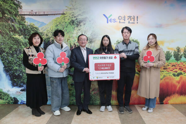 연천초등학교 학생들이 연천군청 회의실에서 김덕현 군수에게 디지털 교육활동 제작품 수익금 114만원을 기탁하고 있다. 연천군 제공