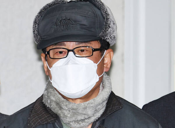 '12·3 비상계엄' 사태를 사전에 모의한 혐의를 받는 노상원 전 정보사령관이 지난달 24일 서울 은평구 서부경찰서에서 검찰로 송치되고 있다. 연합뉴스