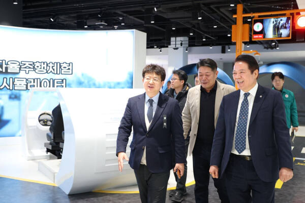 최대호 안양시장(오른쪽)과 김용균 행안부 안전예방정책실장이 지난 9일 안양시 스마트도시통합센터의 시스템을 둘러보고 있다. 안양시 제공