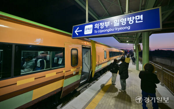 의정부역과 고양특례시 대곡역을 잇는 교외선이 21년 만에 다시 운행을 재개한 11일 오후 대곡역에서 시민들이 열차의 사진을 찍으며 즐거운 한때를 보내고 있다.지난 1961년 개통한 교외선은 고양부터 양주, 의정부를 잇는 경기 북부의 동서를 잇는 교통수단 중 하나였다. 그러나 서울외곽순환도로 개통과 수도권 광역전철 도입으로 이용객이 감소하면서 교외선은 2004년 4월 운행이 중단됐었다. 윤원규기자