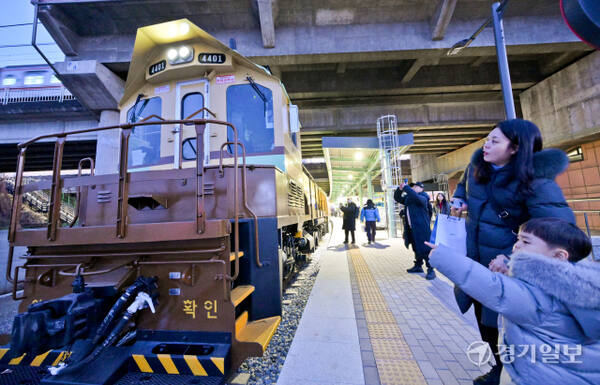 의정부역과 고양특례시 대곡역을 잇는 교외선이 21년 만에 다시 운행을 재개한 11일 오후 대곡역에서 시민들이 열차의 사진을 찍으며 즐거운 한때를 보내고 있다.지난 1961년 개통한 교외선은 고양부터 양주, 의정부를 잇는 경기 북부의 동서를 잇는 교통수단 중 하나였다. 그러나 서울외곽순환도로 개통과 수도권 광역전철 도입으로 이용객이 감소하면서 교외선은 2004년 4월 운행이 중단됐었다. 윤원규기자