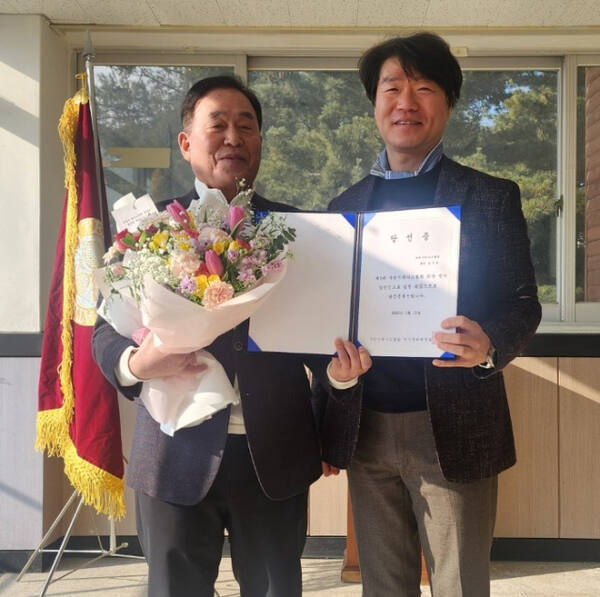 윤주남 수원시테니스협회장(왼쪽)이 이상범 선거관리위원장으로부터 당선증을 받은 뒤 기념촬영을 하고 있다.수원시테니스협회 제공