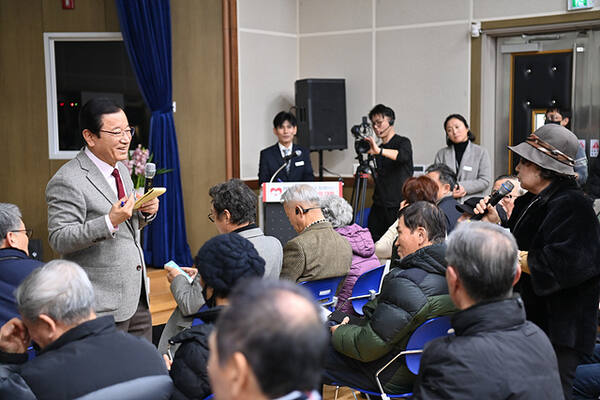 이현재 하남시장이 11일 오후 미사2동 행정복지센터에서 열린 ‘미사2동 주민과의 대화’에서 서울 경계 하남 이정표와 문구 설치 등에 대해 적극 검토하겠다고 약속하고 있다. 하남시 제공