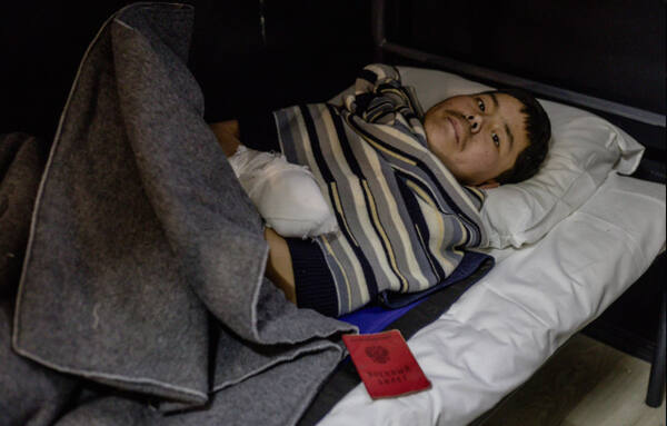 볼로디미르 젤렌스키 우크라이나 대통령은 11일(현지시간) 우크라이나군이 러시아 서부 쿠르스크 지역에서 북한 군인 2명을 생포했다고 밝혔다. 젤렌스키 대통령은 이날 텔레그램 채널에 글을 올려 생포된 북한 병사 2명이 다친 상태로 키이우로 이송됐으며 우크라이나 보안국의 심문을 받고 있다고 전했다. 연합뉴스