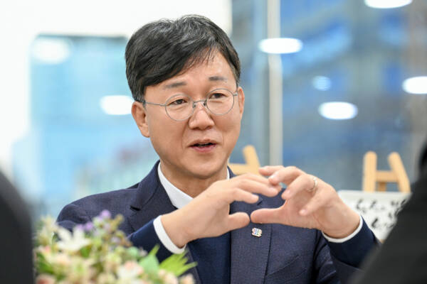 이민근 안산시장이 을사년 새해 신년인터뷰에서 올해 주요 현안에 대해 밝히고 있다. 안산시 제공