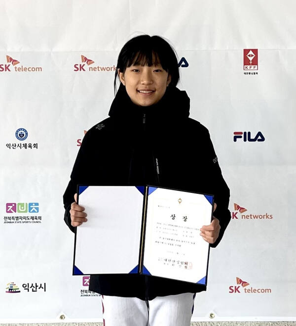 2025 대한펜싱협회 유소년국가대표선발전 여자 사브르서 우승한 전유주.선수 부모 제공