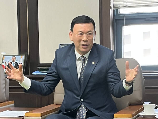 13일 열린 기자간담회에서 박주봉 인천상공회의소 회장이 올해 ESG 대응 지원사업에 대해 설명하고 있다.