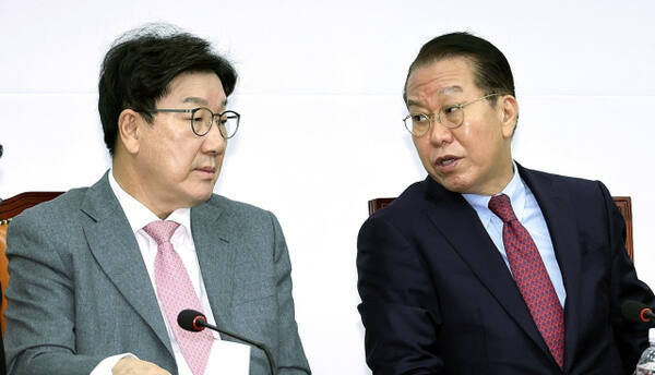 국민의힘 권영세 비상대책위원장이 13일 서울 여의도 국회에서 열린 비상대책위원회의에서 권성동 원내대표와 대화하고 있다. 연합뉴스