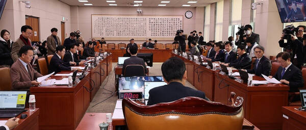 13일 국회 법제사법위원회 전체회의에서 정청래 위원장이 '제삼자 추천' 내란 특검법을 상정하고 있다. 연합뉴스