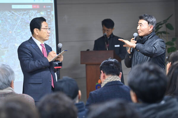 이현재 하남시장이 13일 덕풍동 주민들과의 대화에서 가칭 신덕풍역 환승연계방안을 설명하고 있다. 하남시 제공