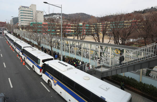 지난 8일, 서울 한남동 대통령 관저 앞에 경찰 기동대 버스가 줄지어 서 있다. 연합뉴스