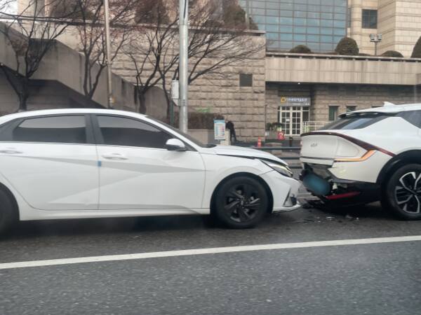14일 오전 인천 남동구 구월동 인천문화예술회관 인근 도로에서 승용차가 미끄러지면서 앞차와 추돌한 뒤 멈춰 있다. 독자 제공