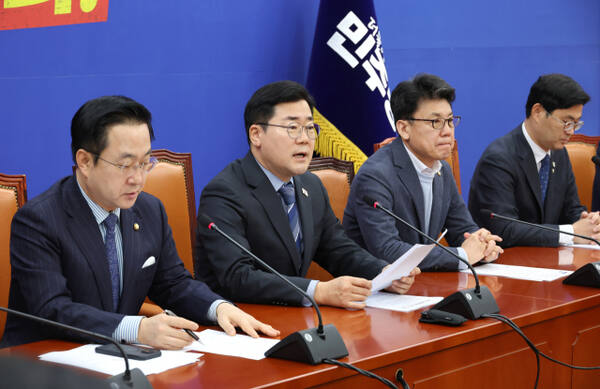 박찬대 더불어민주당 원내대표가 14일 오전 국회에서 열린 원내대책회의에서 발언하고 있다. 연합뉴스