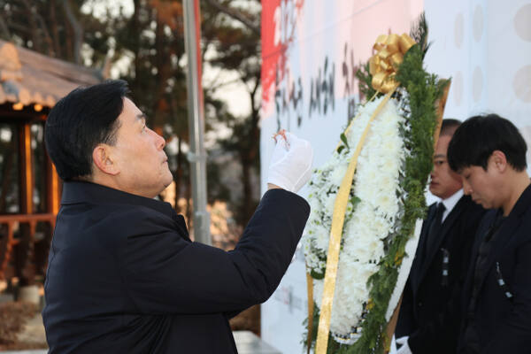 문경복 옹진군수가 지난 2일 영흥면 해군전적비 참배로 을사년 새해를 시작하고 있다. 군 제공