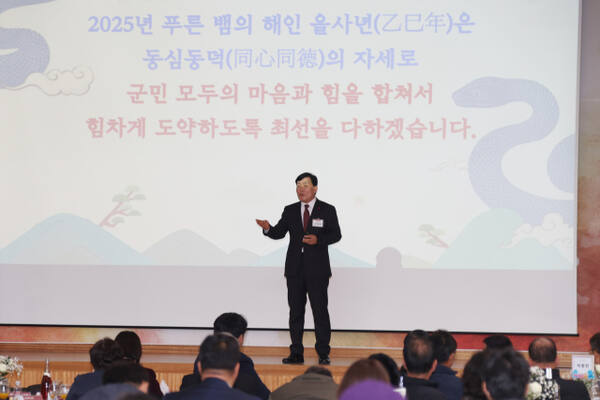 지난 6일 옹진군 연두방문에 나선 문경복 군수. 군 제공