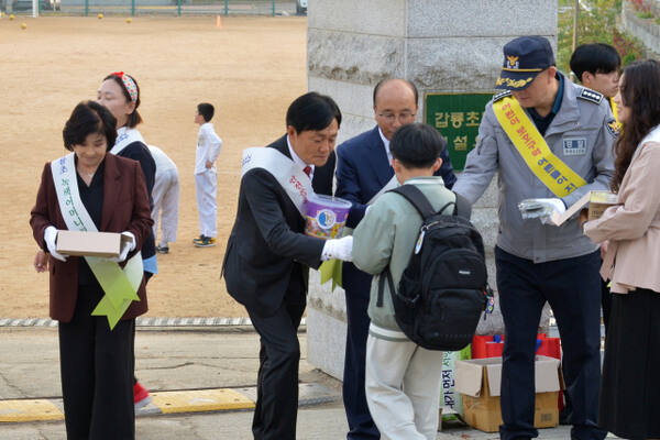 박용철 강화군수가 강화읍 갑룡초등학교 앞에서 강화군녹색어머니회와 함께 학생들의 등굣길 안전캠페인을 펼치고 있다. 강화군 제공