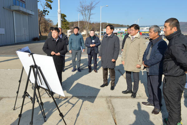 박용철 강화군수가 강화군 삼산면 어류정항 현장을 둘러보고 있다. 강화군 제공