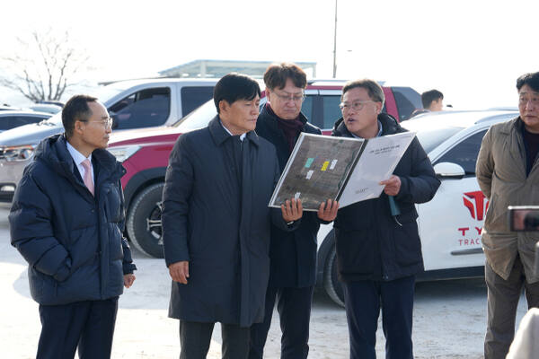 박용철 강화군수가 스마트 팜 건설부지 현장을 둘러보고 있다. 강화군 제공