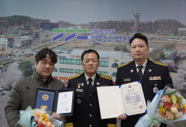 안성소방서(서장 신인철)가 구급활동 유공자인 안성의료원 임득호(사진 왼쪽) 응급과학과 과장과 죽산 119안전센터 박범수(사진 오른쪽) 소방관에게 소방청장상과 경기도지사 상을 각각 수여했다. 안성소방서 제공