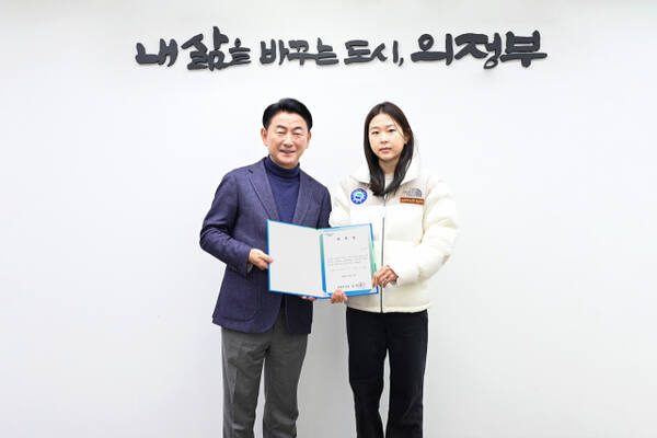 김동근 시장이 14일 스피드스케이팅 국가대표 김민선 선수의 홍보대사 위촉식에서 함께 기념촬영을 하고 있다. 의정부시 제공.