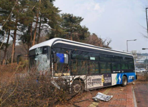 14일 낮 12시45분께 수원시 영통구 이의동에서 도로를 달리던 시내버스가 인도 위로 돌진했다. 사고 현장 모습. 경기도소방재난본부 제공