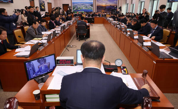 14일 오전 국회에서 열린 제주항공 여객기 참사 관련 국토교통위원회 전체회의에서 더불어민주당 소속 맹성규 위원장이 의사봉을 두드리고 있다. 연합뉴스