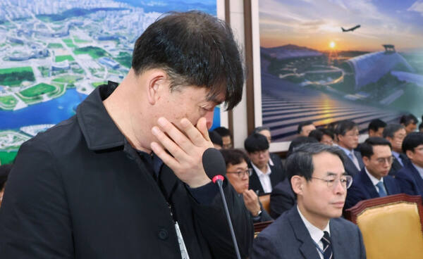 눈물 흘리는 박한신 제주항공 참사 유가족 대표. 연합뉴스