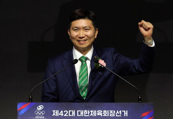 제42대 대한체육회장에 당선된 유승민 전 대한탁구협회장이 당선 소감을 밝히면서 주먹을 불끈 쥐어 보이고 있다.연합뉴스