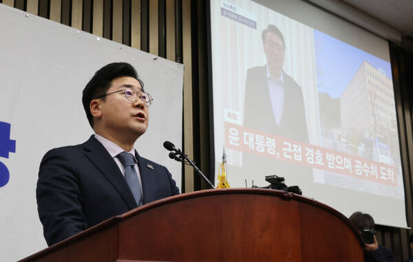박찬대 더불어민주당 원내대표가 15일 국회에서 열린 의원총회에서 발언하고 있다. 연합뉴스