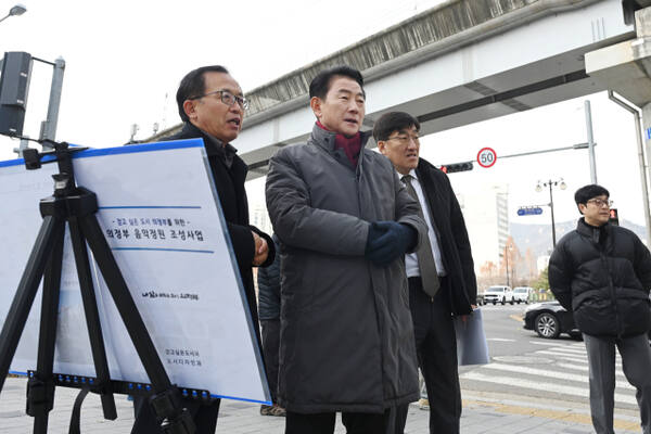 김동근 의정부시장이 음악정원 조성사업 예정지를 방문해 사업 추진 사항을 점검하고 있다. 의정부시 제공