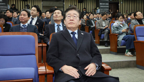 15일 국회에서 열린 의원총회에 참석한 이재명 더불어민주당 대표. 연합뉴스