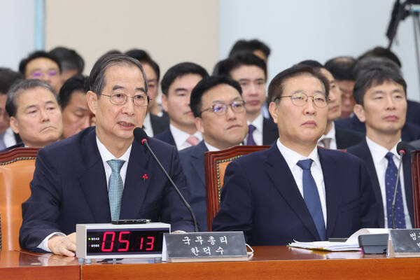 탄핵소추로 직무가 정지된 한덕수 국무총리가 15일 국회 '윤석열 정부의 비상계엄 선포를 통한 내란혐의 진상규명 국정조사' 특별위원회에 증인으로 출석해 위원 질의에 답하고 있다. 연합뉴스