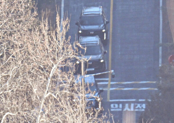 윤석열 대통령이 탄 차량 행렬이 15일 한남동 대통령 관저에서 고위공직자범죄수사처로 향하고 있다.조주현기자