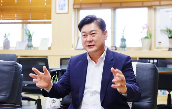 이영훈 인천 미추홀구청장이 새해 인터뷰에서 모두가 안전한 도시를 만들겠다고 밝히고 있다. 구 제공
