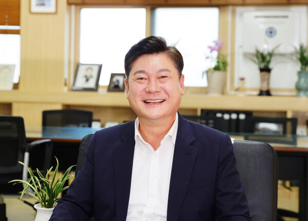 이영훈 인천 미추홀구청장이 새해 인터뷰에서 모두가 안전한 도시를 만들겠다고 밝히고 있다. 구 제공