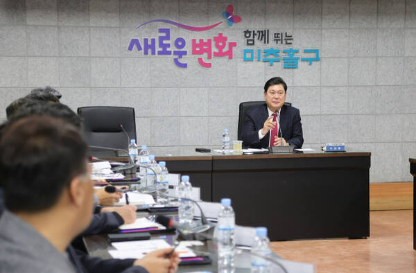 이영훈 인천 미추홀구청장이 미추홀구청 중회의실에서 대형건설현장 관계자들과 간담회를 하고 있다. 미추홀구 제공