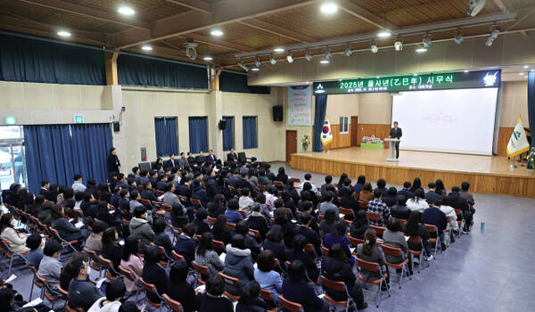 이영훈 인천 미추홀구청장이 미추홀구청 대회의실에서 2025년 을사년 시무식을 하고 있다. 미추홀구 제공