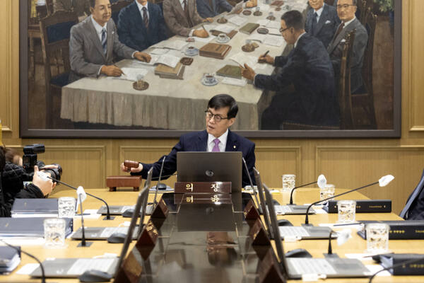이창용 한국은행 총재가 16일 오전 서울 중구 한국은행에서 열린 금융통화위원회에서 의사봉을 두드리고 있다. 연합뉴스